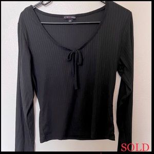 Black ribbed keyhole top